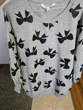 Gray Bow-Print Crewneck Sweater